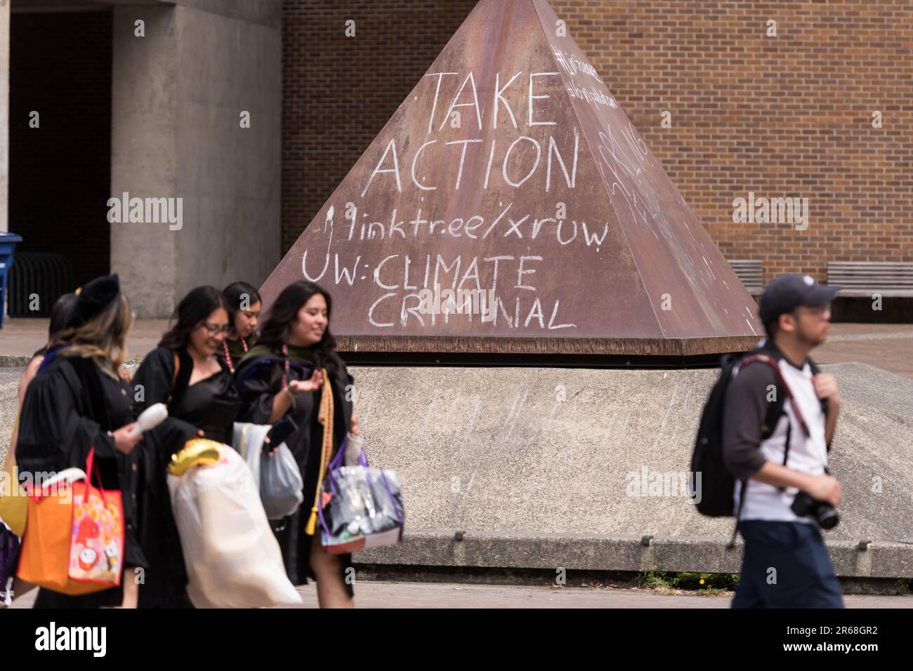 Seattle, USA. 7 Jun, 2023. University of Washington staff goes on ...