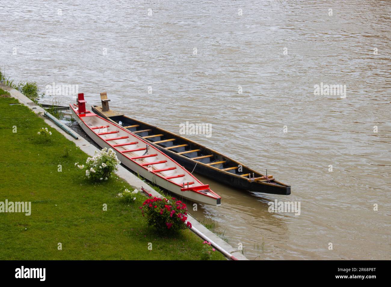 Empty canoe hi-res stock photography and images - Alamy