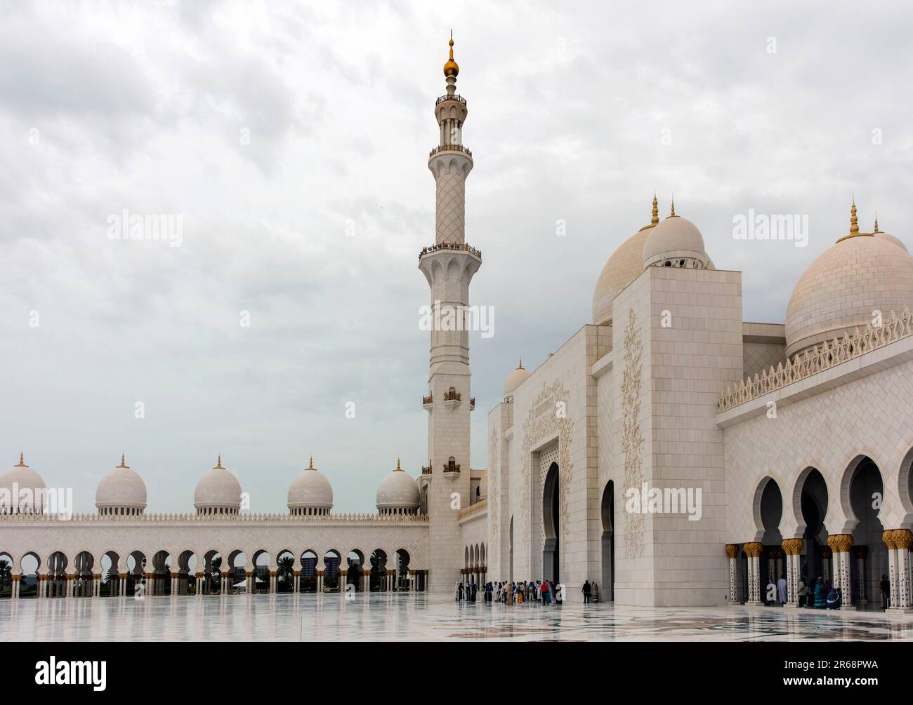 Minaret and domes of the Sheikh Zayed Grand Mosque, Abu Dhabi UAE Stock Photo