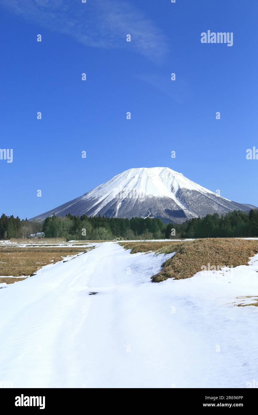 Snowy landscape of Daisen Stock Photo - Alamy