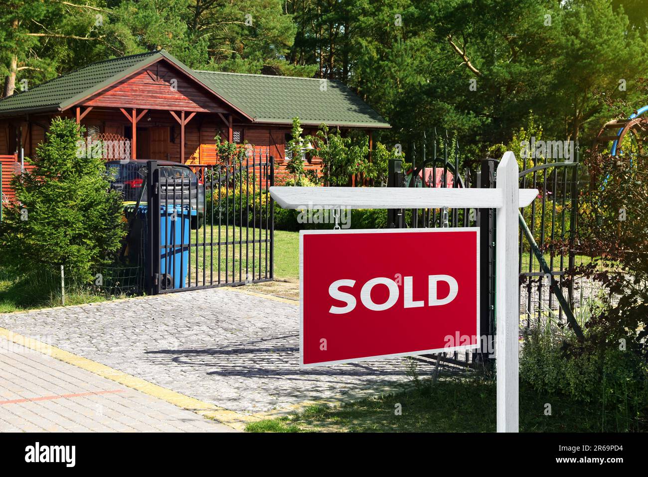 Red Sold sign near beautiful house outdoors Stock Photo Alamy