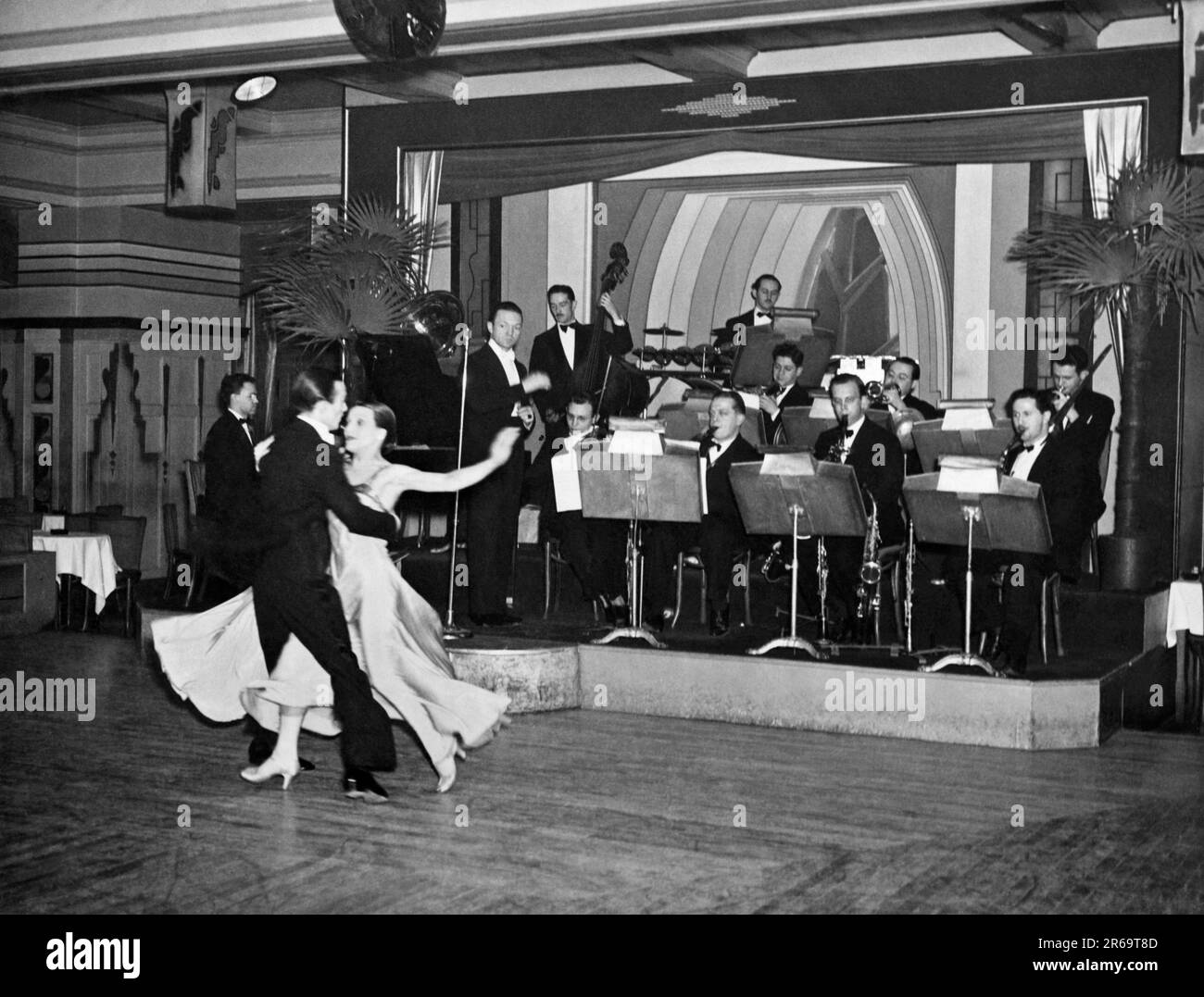 New York, New York:  c. 1938. Cabaret dancing at the Gloria Palast nightclub on 86th St in Yorkville, which is now known as the Upper East Side. Stock Photo