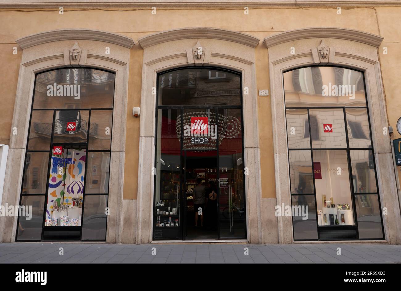 ILLY COFFEE SHOP ENTRANCE Stock Photo Alamy