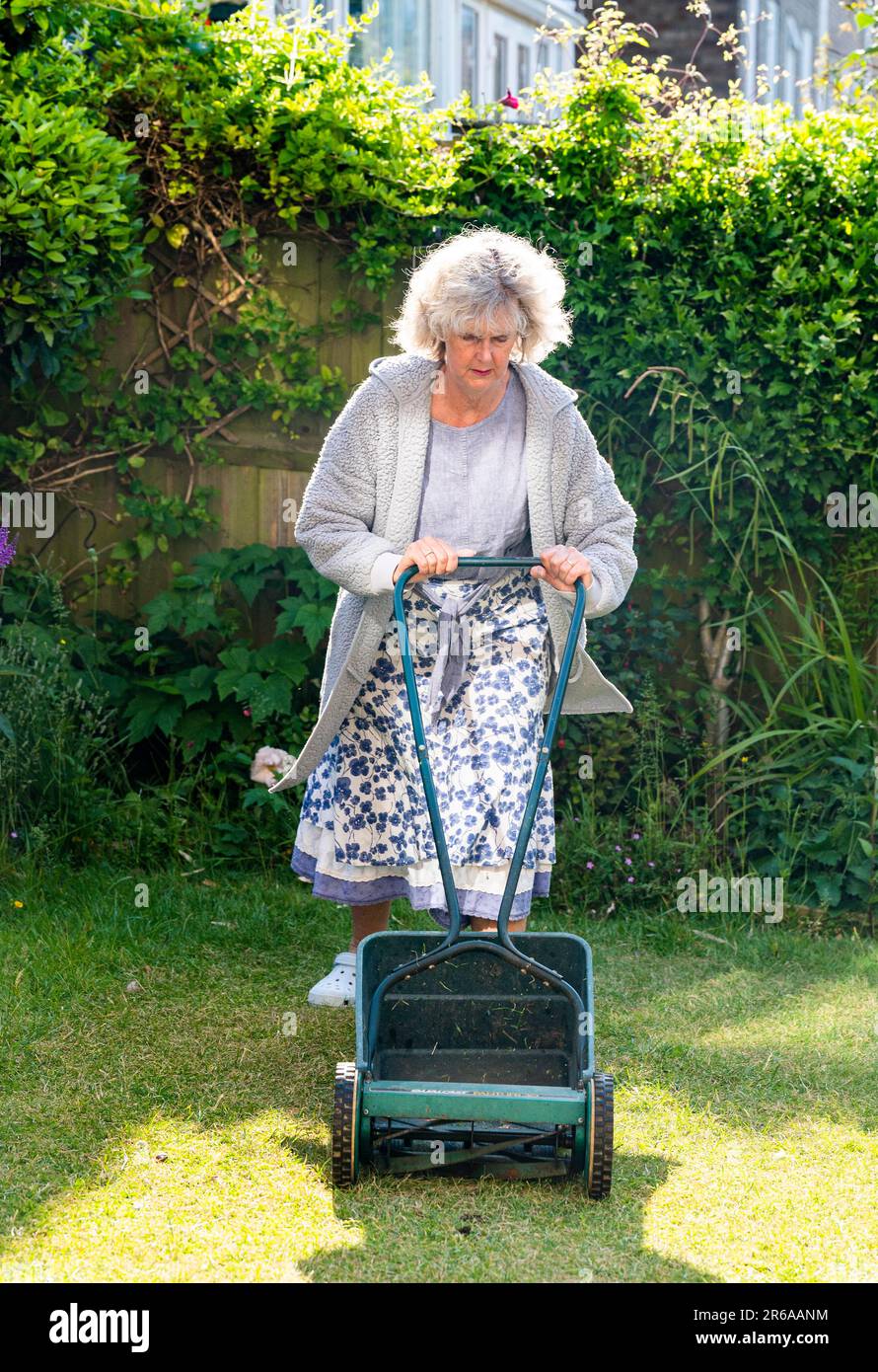 Leaving cut grass online on lawn