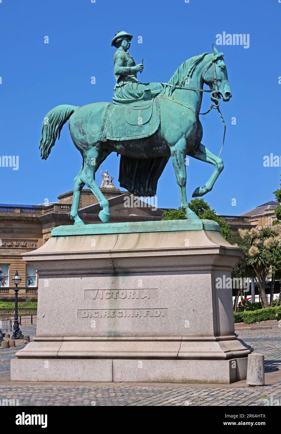 Bronze statue of Queen Victoria, DG Regina FD, riding a horse, inspecting Liverpool on St Georges plateau by Thomas Thornycroft (1814-1885) L1 1JJ Stock Photo