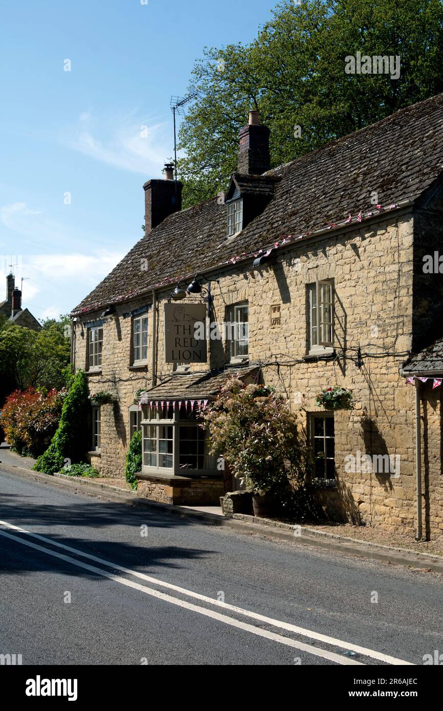 The Red Lion pub, Long Compton, Warwickshire, England, UK Stock Photo