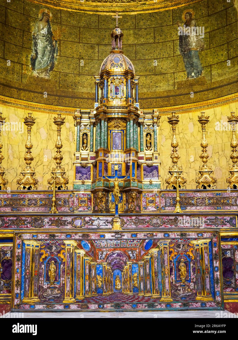 Altar in semi-precious stone and gilt copper work of a Neapolitan baroque artist Dioniso Lazzari (1674) . Royal Chapel, dedicated to Our Lady of Assumption - Royal Palace of Naples that In 1734 became the royal residence of the Bourbons - Naples, Italy Stock Photo