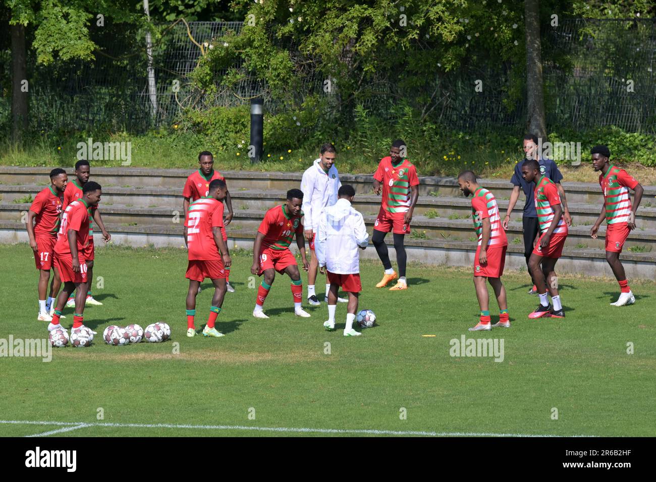 AMSTERDAM 08/06/2023, The players of Suriname do a rondo as a warm up