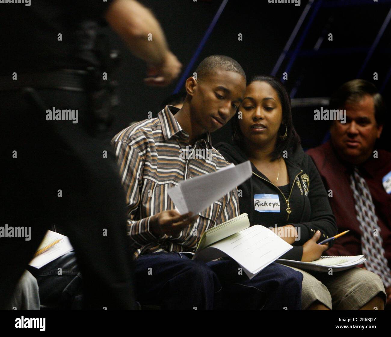 Jurors Jeddy Flowers, left, and Rickeya Bushnell hand the verdict to the  bailiff at a drunk driving trial held at Jesse Bethel High School in  Vallejo, Calif., on Thursday, April 17 2008.