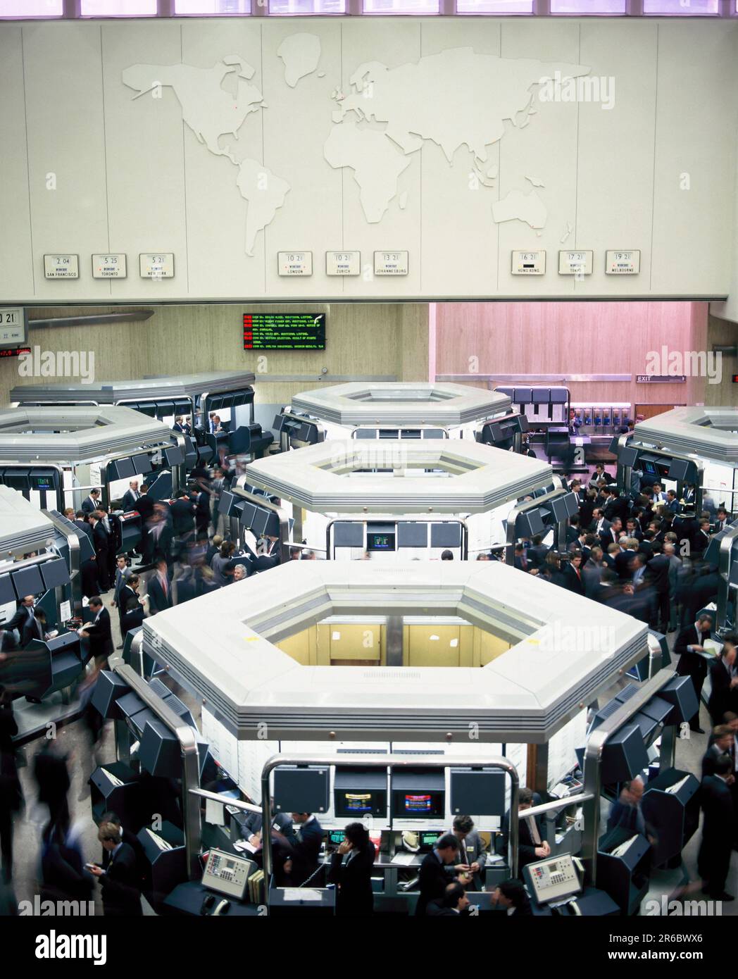 England. London. Stock Exchange interior. Traders on the Trading floor. 1986. Stock Photo