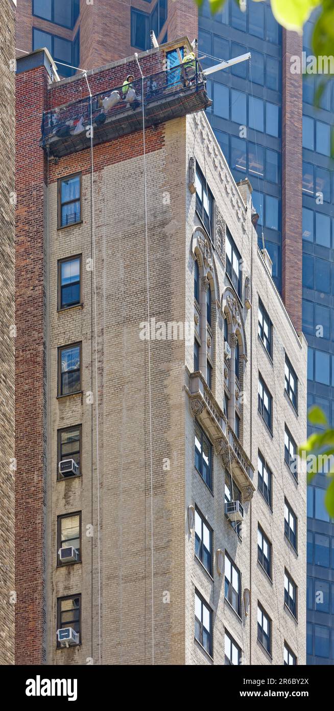 The modern corner section of 7 Park Avenue was built 22 years after classic midblock sections