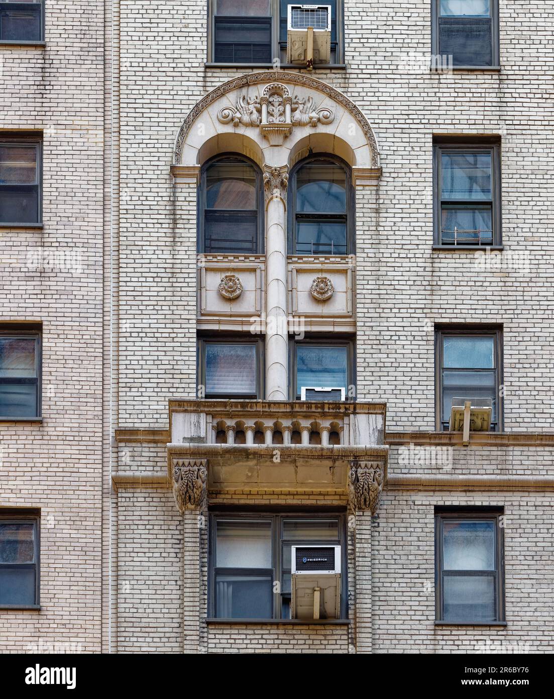 The modern corner section of 7 Park Avenue was built 22 years after classic midblock sections