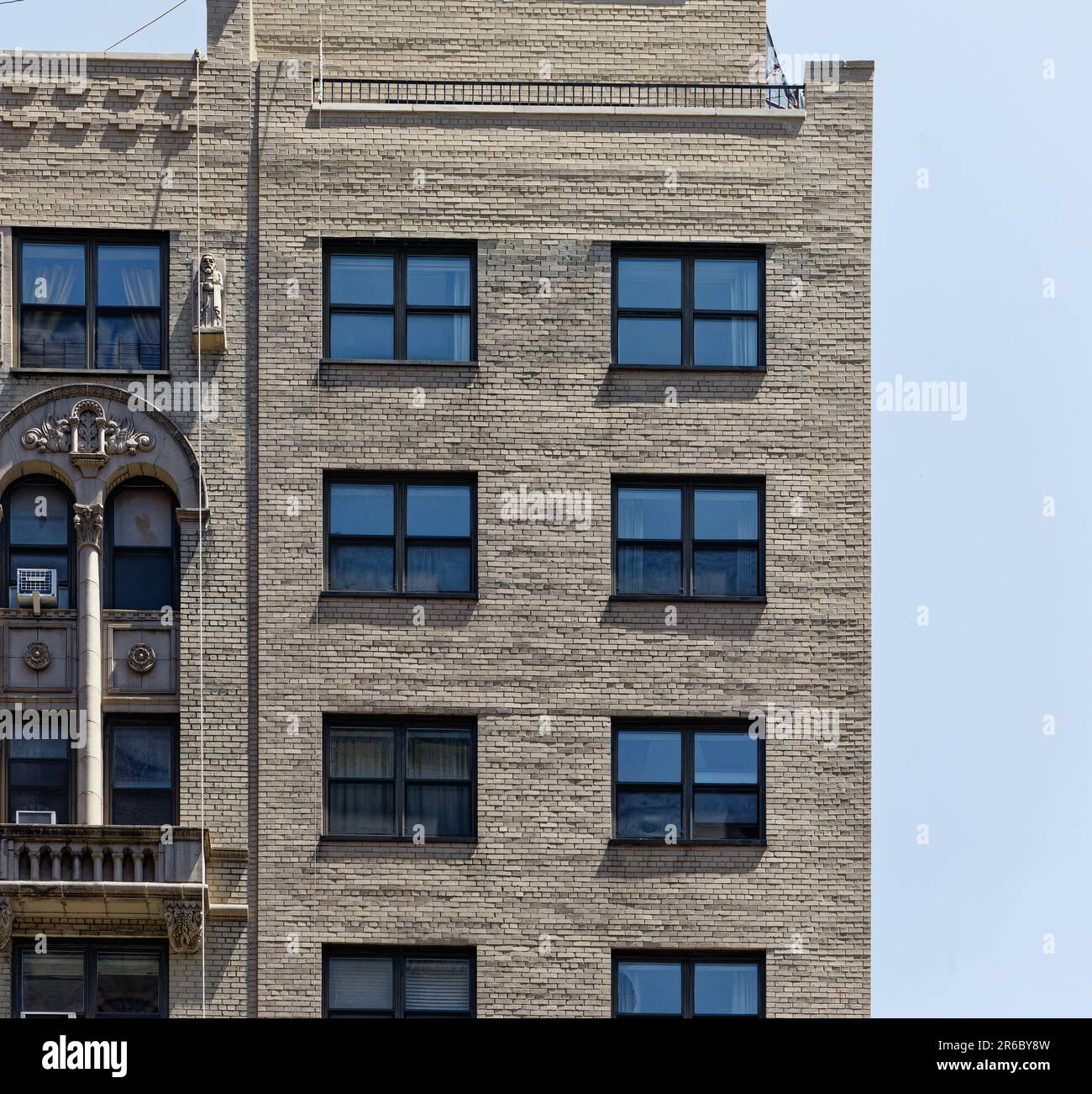 The modern corner section of 7 Park Avenue was built 22 years after classic midblock sections