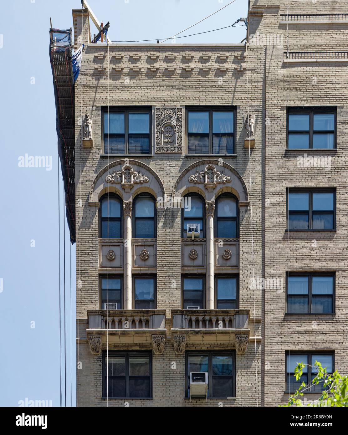 The modern corner section of 7 Park Avenue was built 22 years after classic midblock sections