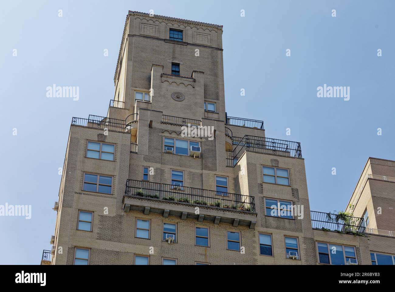 Ed Roth Building Emery Roth designed 20 Park Avenue with a more modern look (for 1939 ...