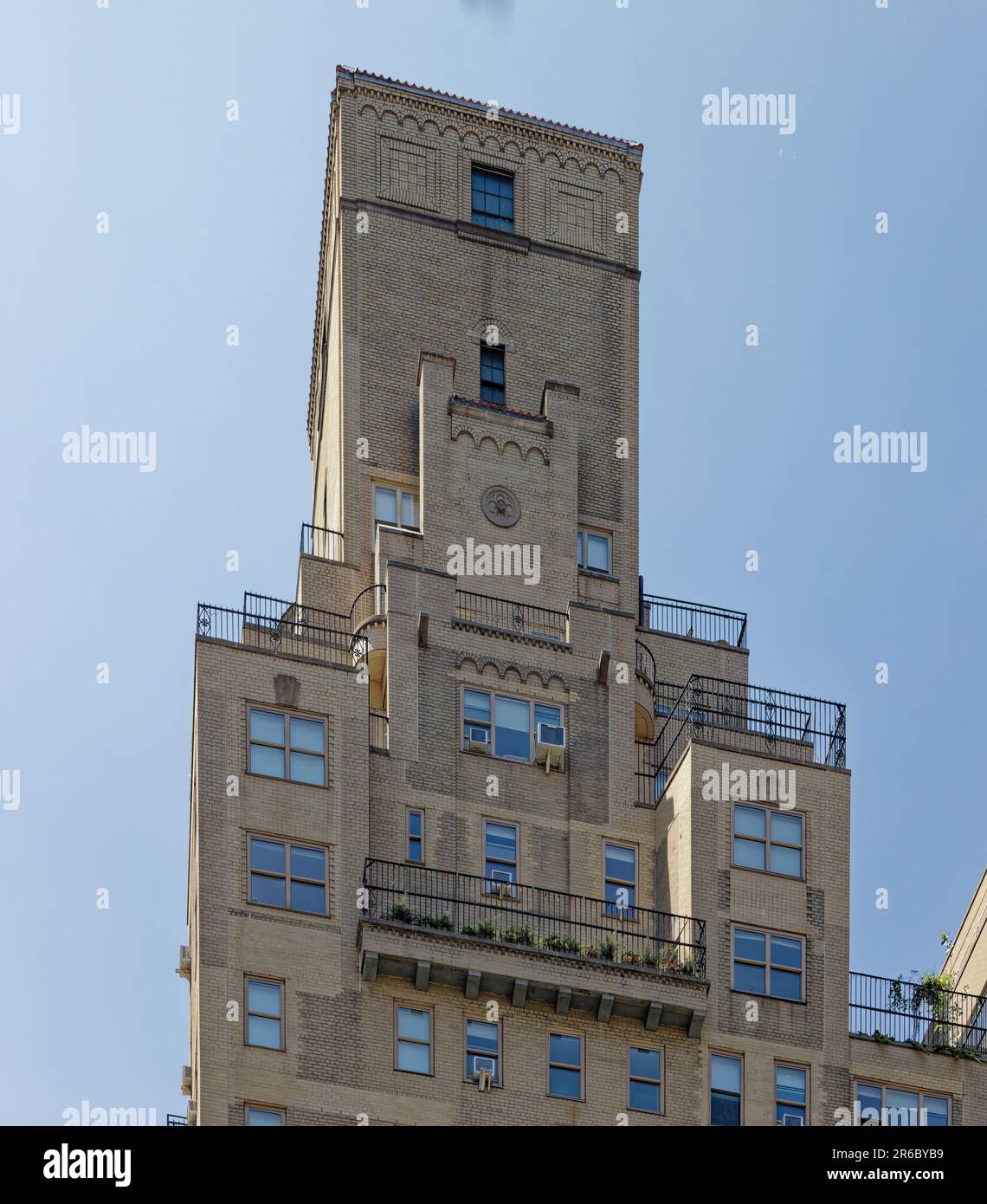 Emery Roth designed 20 Park Avenue with a more modern look (for 1939 ...