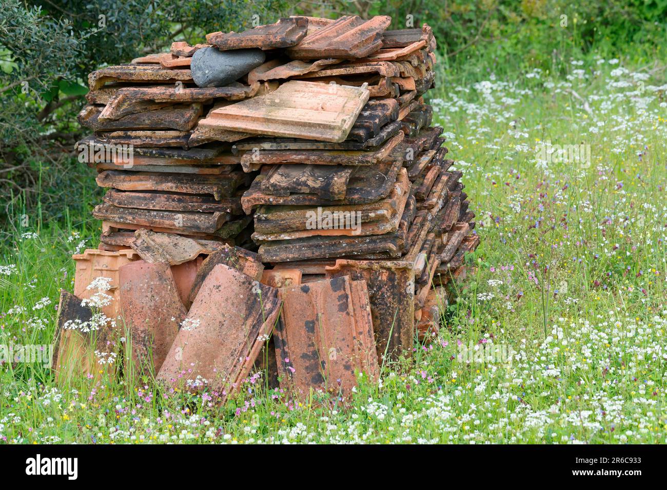 Auf Haufen gestapelte Dachziegel, Dachpfannen, Steinhaufen, Ziegel auf einem Haufen, als Unterschlupf, Lebensraum für Tiere im Garten, Tierfreundliche Stock Photo