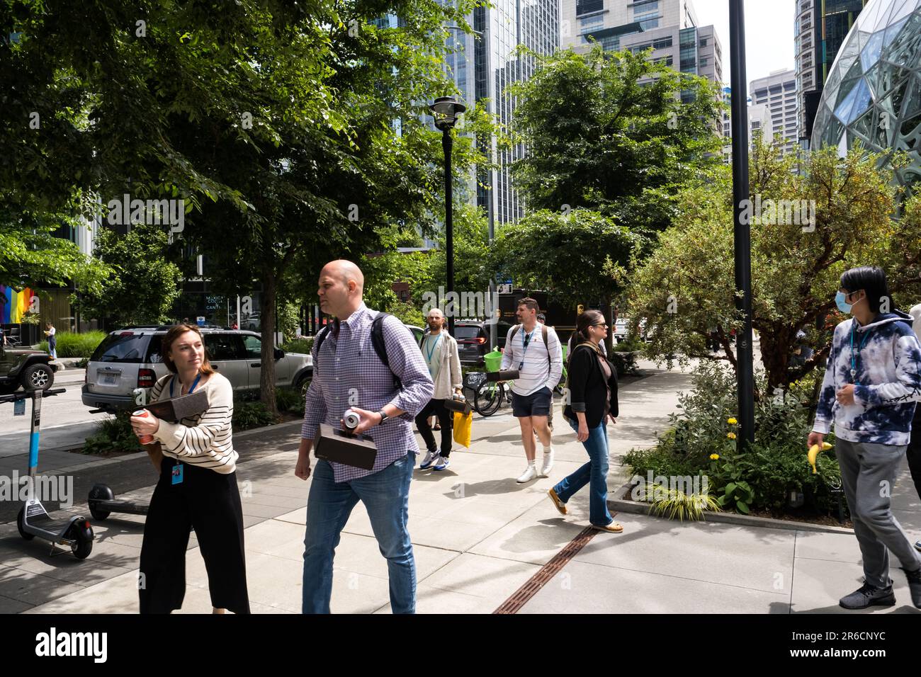 Seattle, USA. 8 Jun, 2023. Mid-day Amazon employees and tourists visit ...