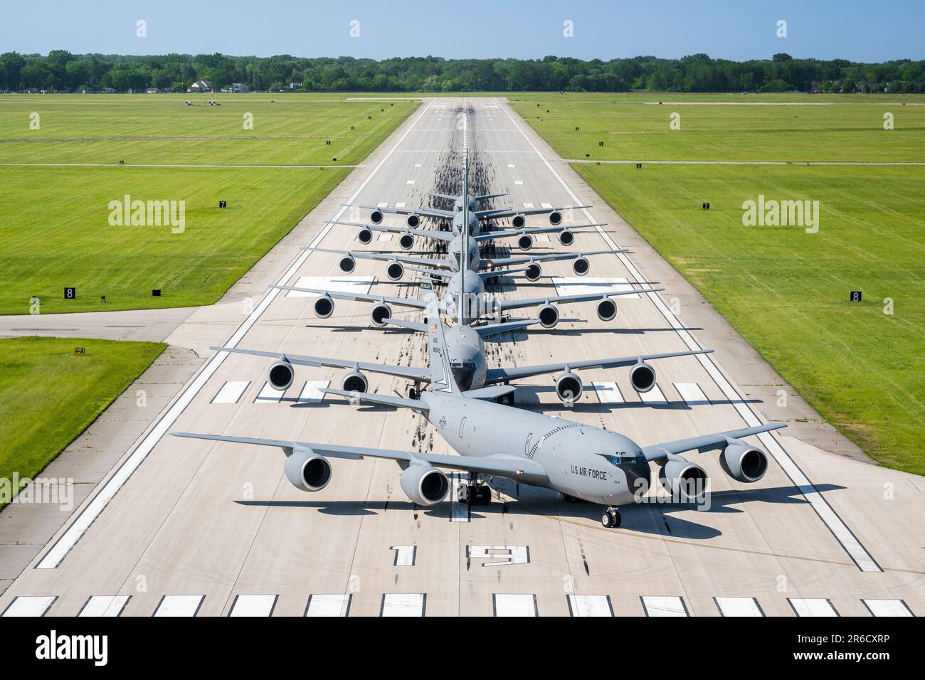 Staggered wing hi-res stock photography and images - Alamy