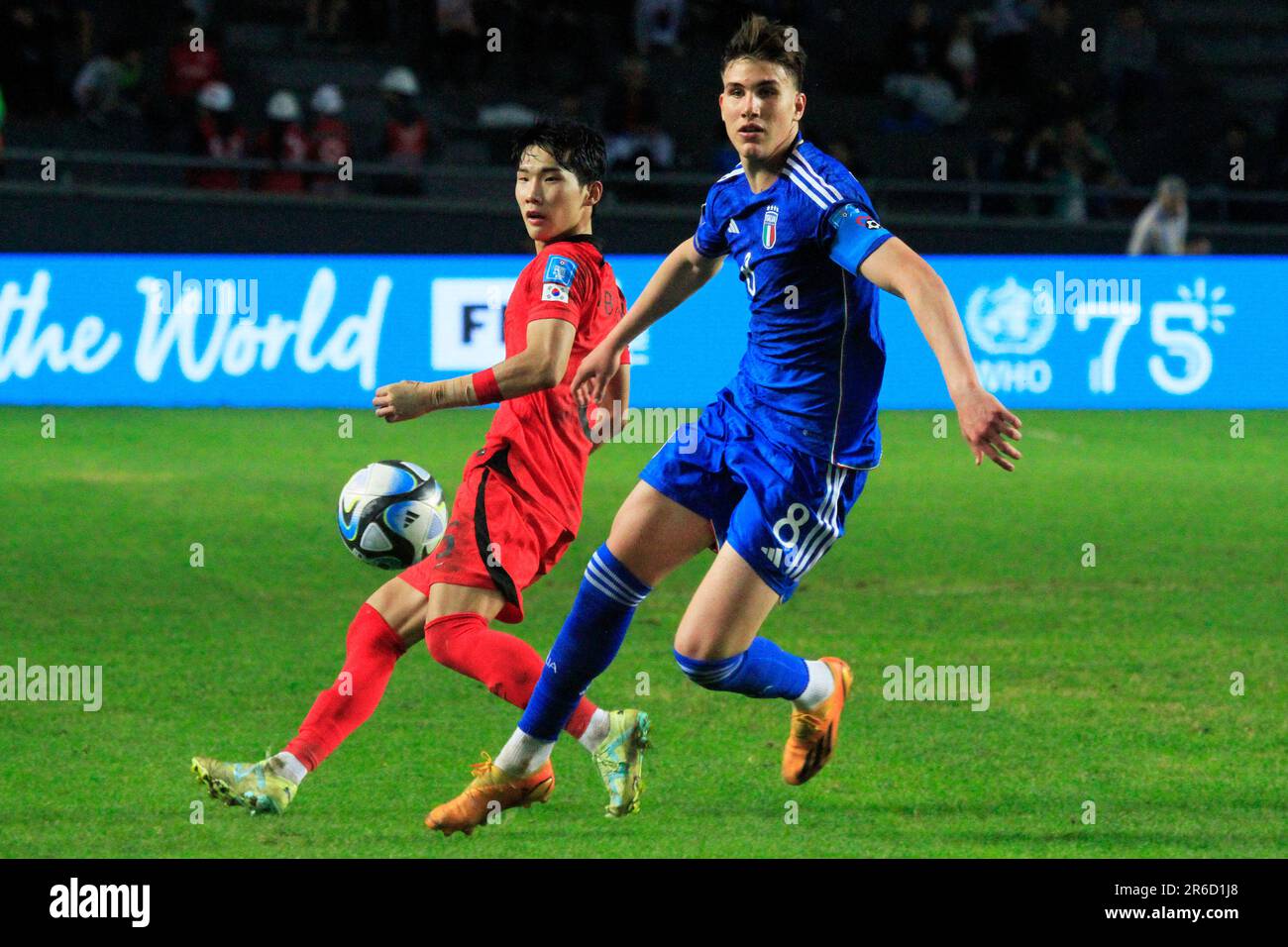 La Plata, Argentina. 08th June, 2023. Cesare Casadei of Italy battles for possession with Seung-Won Lee of South Korea, during the match between Italy and South Korea for the semifinal FIFA U-20 World Cup Argentina 2023, at Ciudad de La Plata Stadium, in La Plata, Argentina on June 08. Photo: Pool Pelaez Burga/DiaEsportivo/DiaEsportivo/Alamy Live News Credit: DiaEsportivo/Alamy Live News Stock Photo
