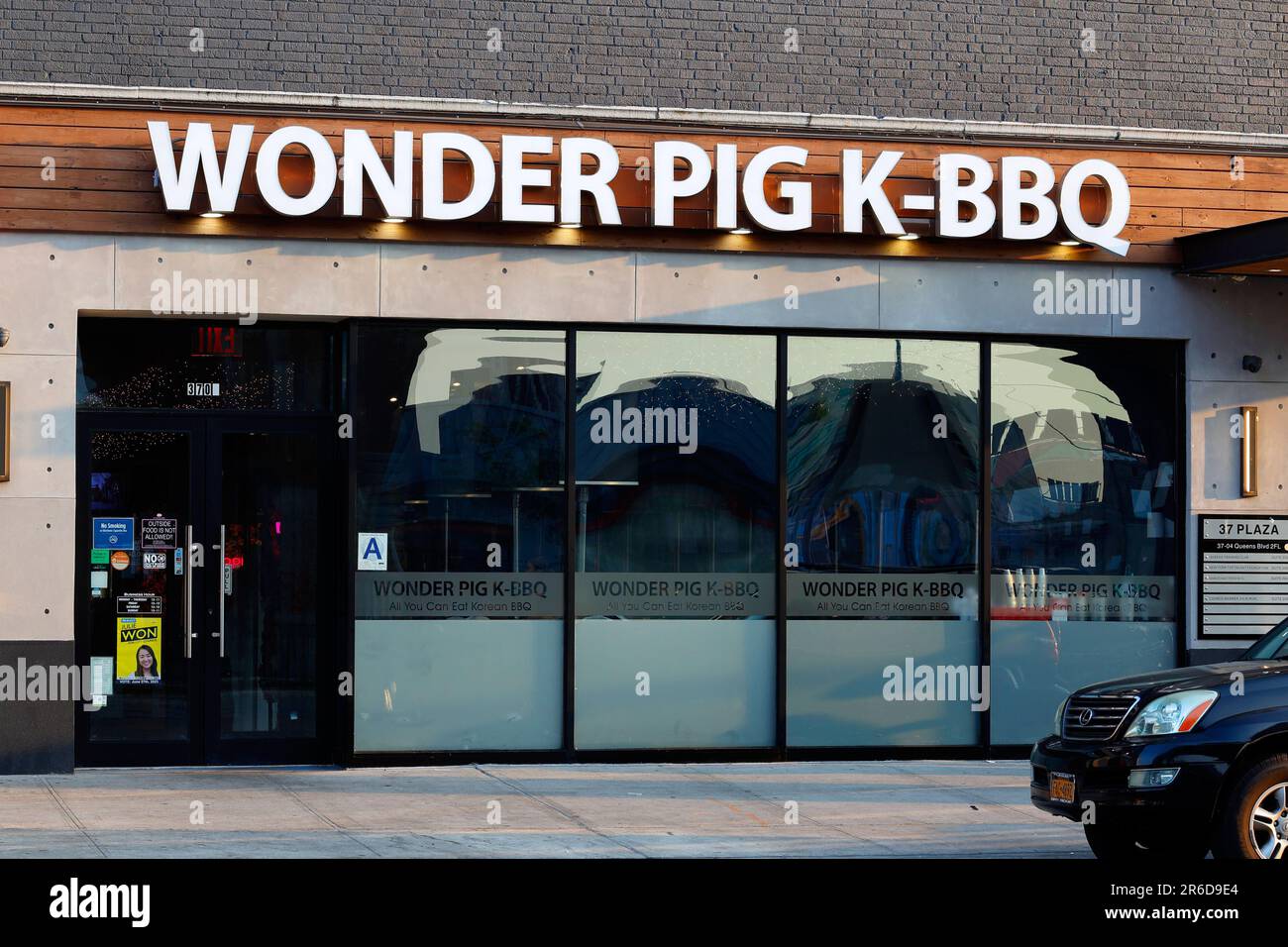 Wonder Pig K-BBQ, 37-08 Queens Blvd, Queens, NYC storefront photo of a Korean AYCE barbeque place in the Sunnyside neighborhood, New York. Stock Photo