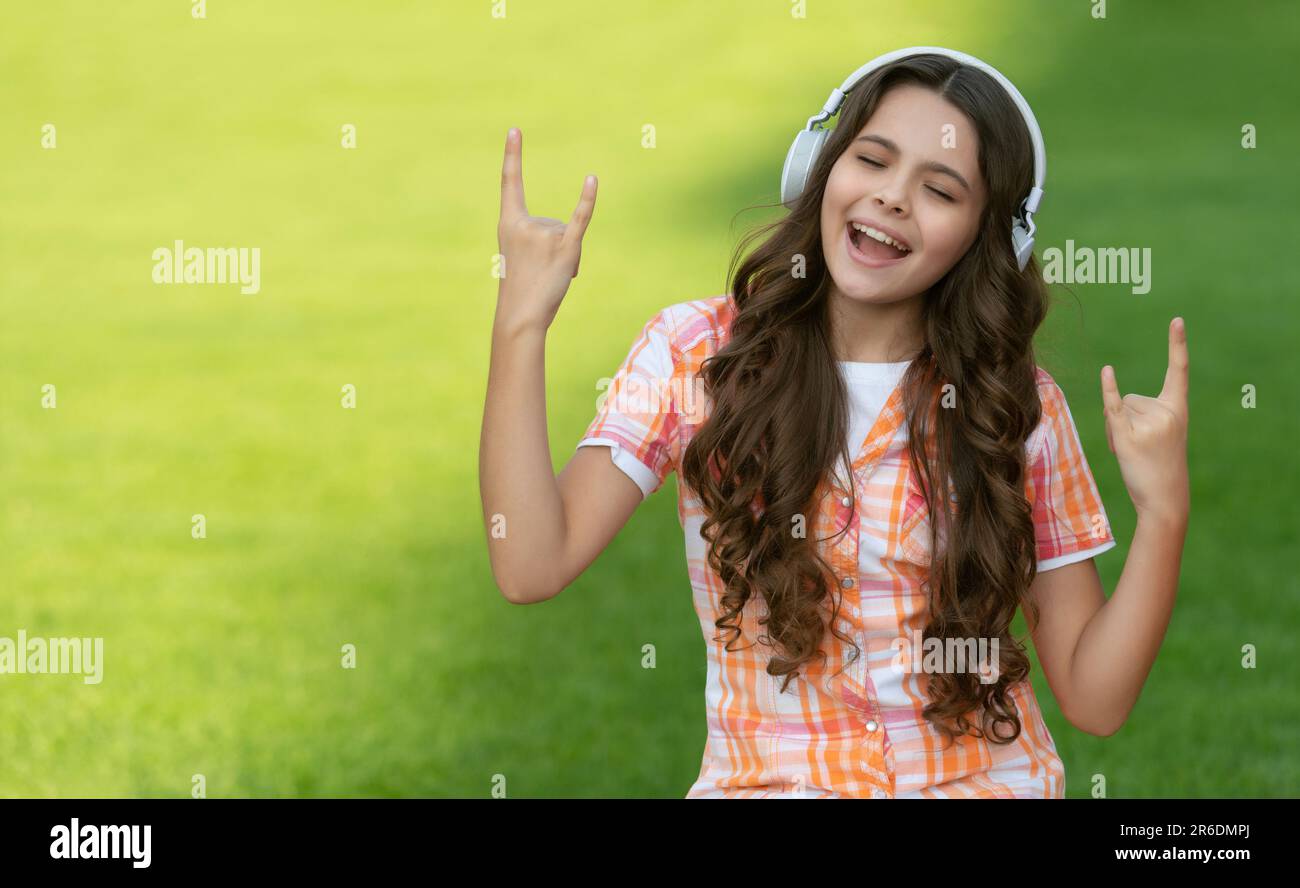 Teen book sing hi-res stock photography and images - Alamy