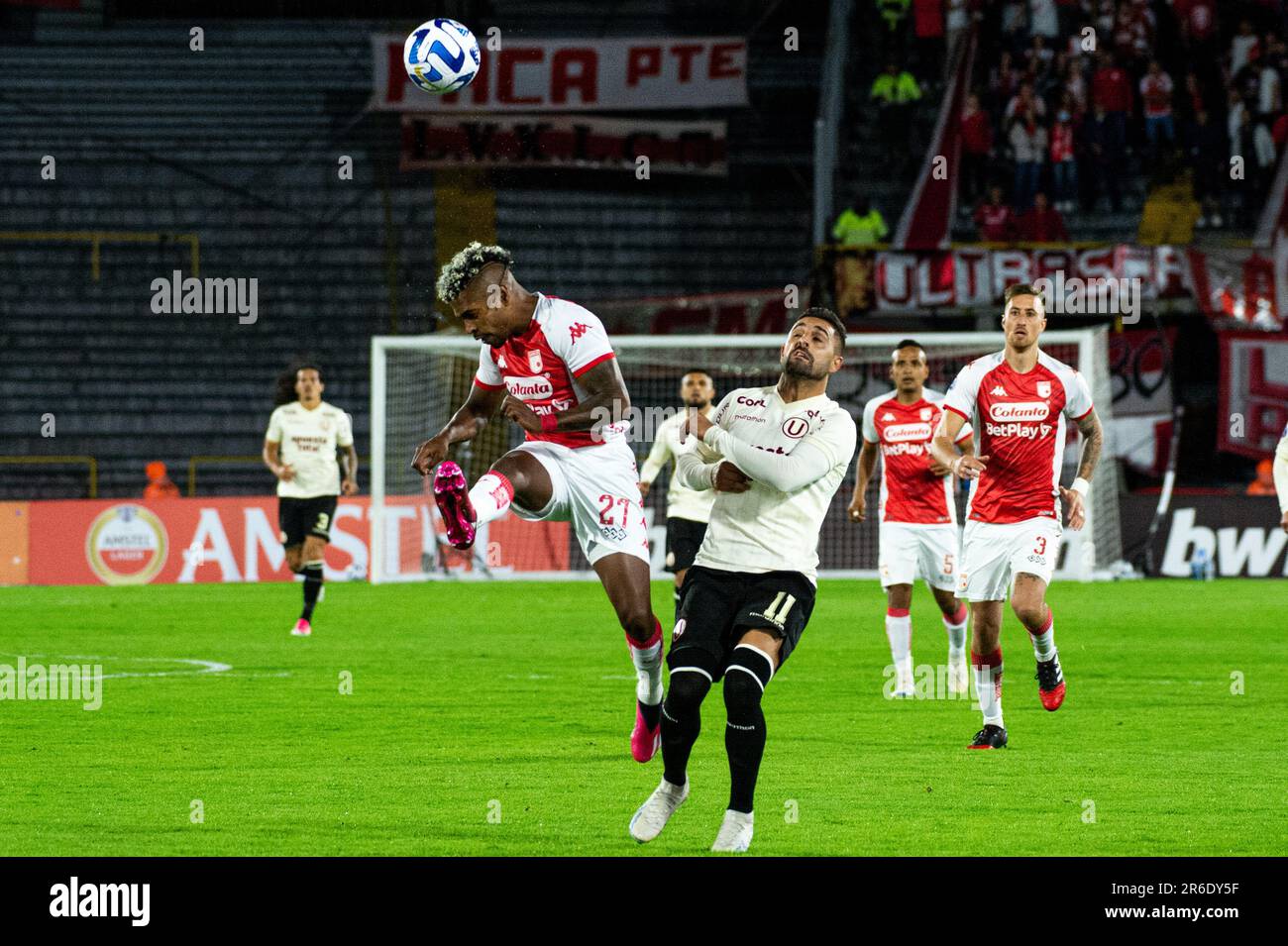 Bogota, Colombia. 08th June, 2023. Santa Fe's Fabian Viafara and Universitario's Luis Urruti during the Peru's Universitario (0) V. Colombia's Santa Fe (2) group phase match of the CONMEBOL Libertadores, in Bogota, Colombia June 9, 2023. Photo by: Sebastian Barros/Long Visual Press Credit: Long Visual Press/Alamy Live News Stock Photo