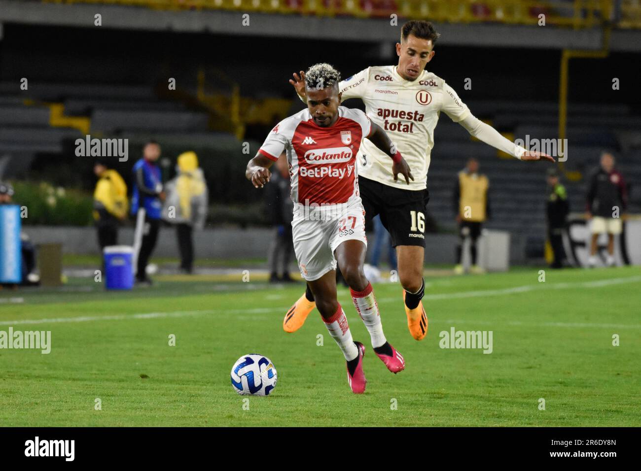 Bogota, Colombia. 08th June, 2023. Santa Fe's Fabian Viafara and Universitario's Martin Perez Guedes during the Peru's Universitario (0) V. Colombia's Santa Fe (2) group phase match of the CONMEBOL Libertadores, in Bogota, Colombia June 9, 2023. Photo by: Cristian Bayona/Long Visual Press Credit: Long Visual Press/Alamy Live News Stock Photo