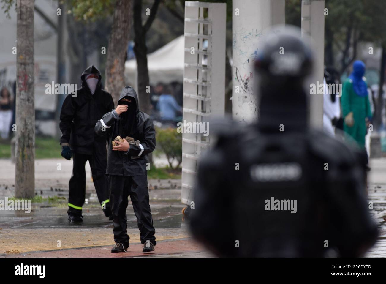 Bogota, Colombia. 08th June, 2023. Colombia's riot police (UNDMO) clash with demonstrators at Bogota's 'Universidad Nacional' during the day of the fallen student, june 8, 2023. Clashes resulted on two riot police officers hit by an explosive. Photo by: Cristian Bayona/Long Visual Press Credit: Long Visual Press/Alamy Live News Stock Photo