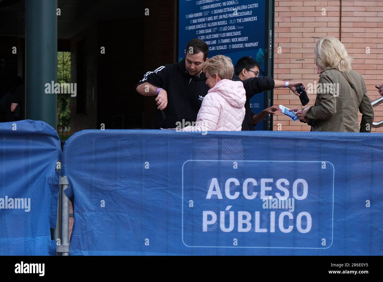 Several people enter the concert of Bob Dylan, at the Alfonso XIII
