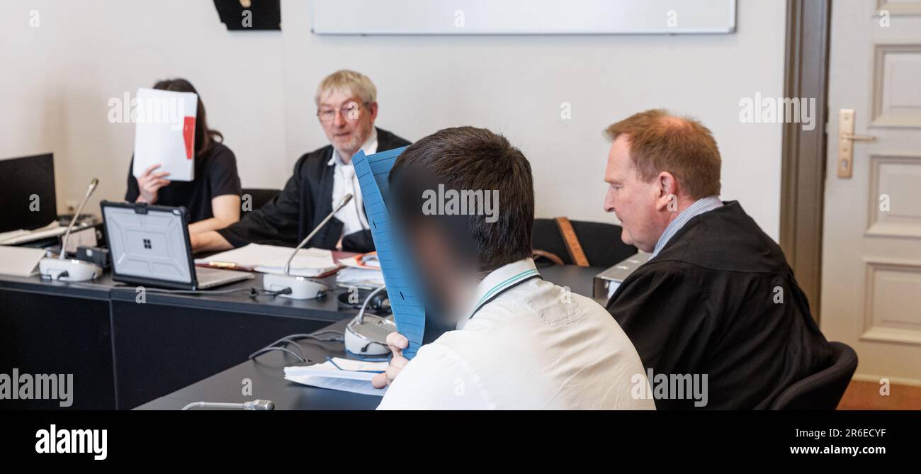 Hamburg, Germany. 09th June, 2023. The two defendants hide their faces ...