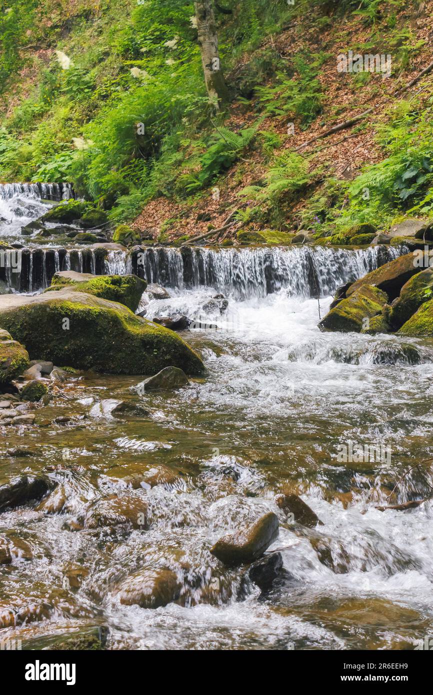 Small waterfall wallpaper hi-res stock photography and images - Alamy