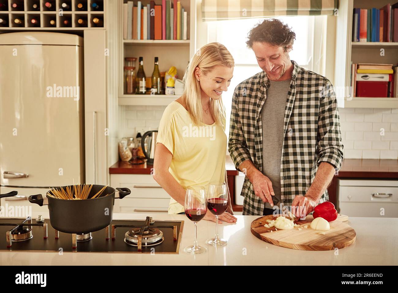 Man helping woman cut onion hi-res stock photography and images - Alamy