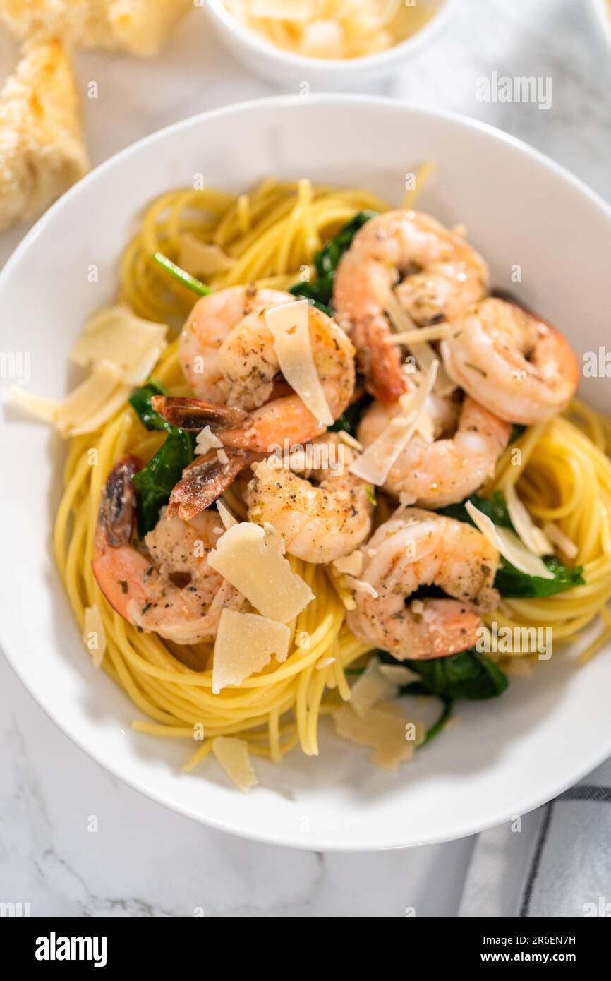 Garlic Shrimp Pasta with Spinach Stock Photo - Alamy