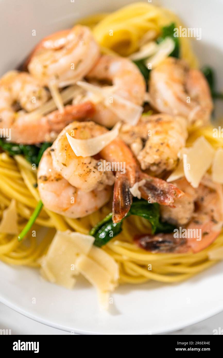 Garlic Shrimp Pasta with Spinach Stock Photo - Alamy
