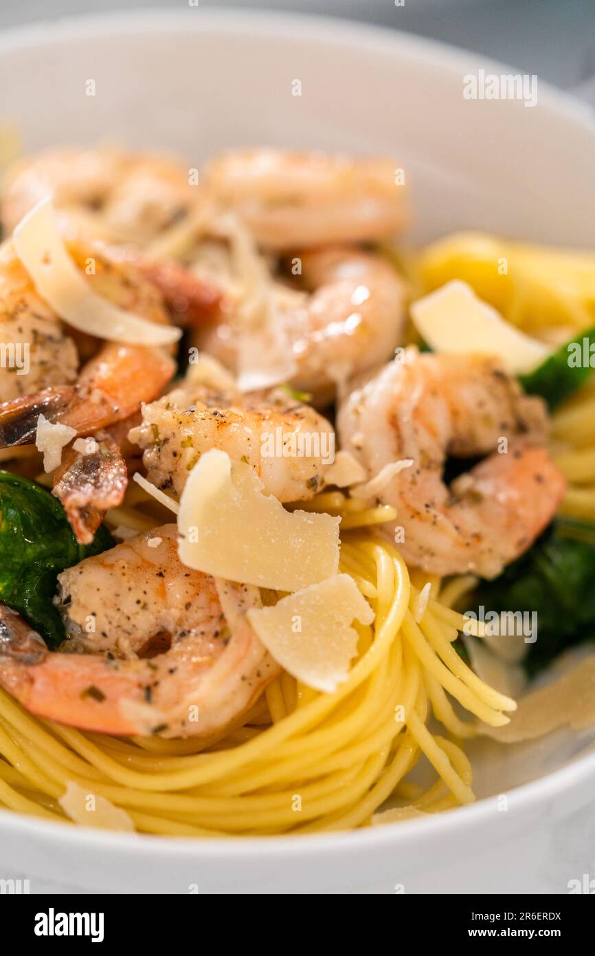 Garlic Shrimp Pasta with Spinach Stock Photo - Alamy