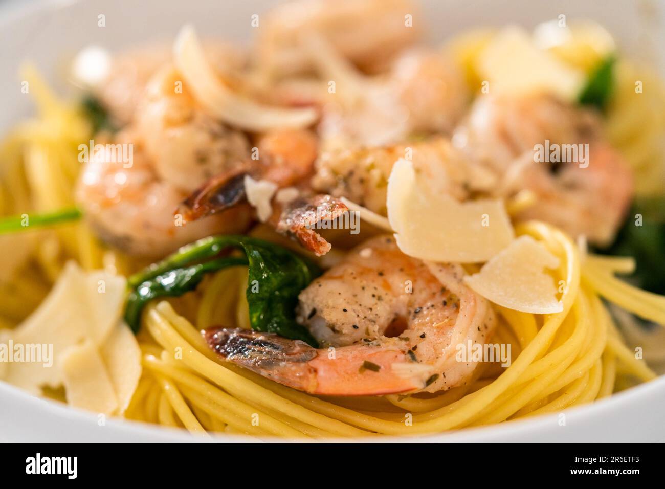 Garlic Shrimp Pasta with Spinach Stock Photo - Alamy