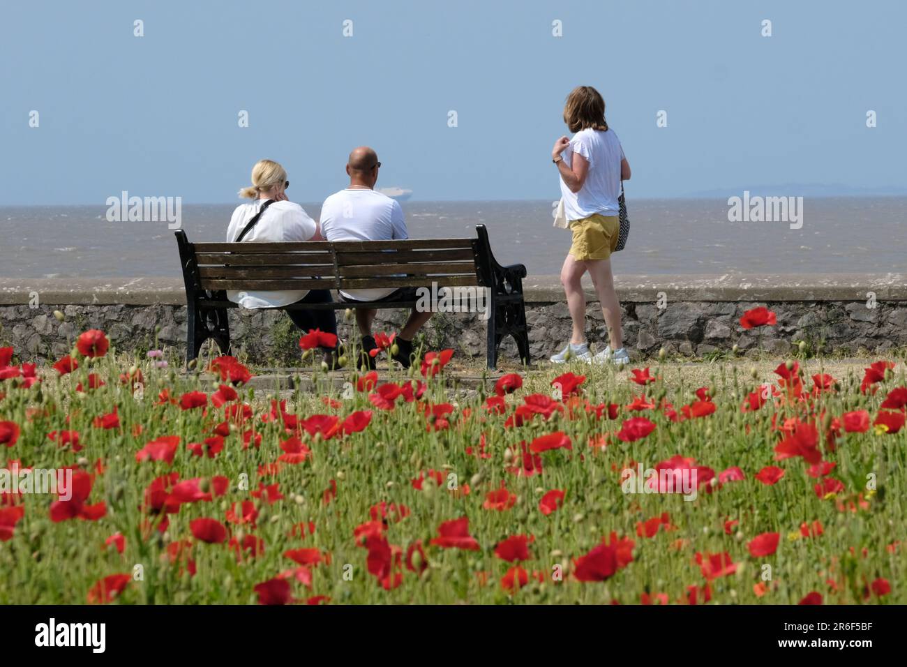 Clevedon, UK. 9th June, 2023. Sunny day on Clevedon Sea Front. Temperatures are forecast to hit mid 20's with clear sky's. Credit: JMF News/Alamy Live News Stock Photo