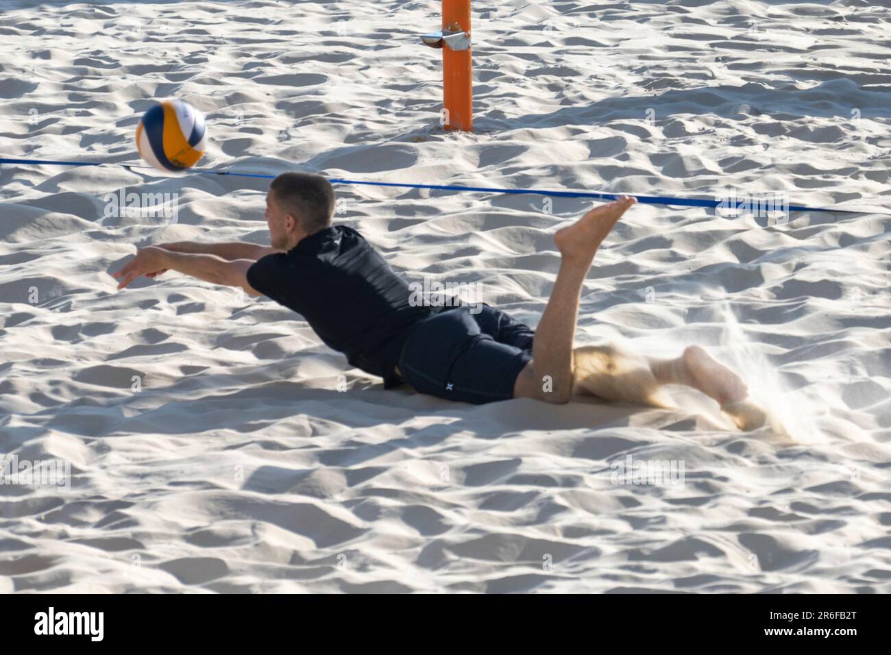 Men playing beach volley ball, Playa del … – License image – 70005127 ❘  lookphotos