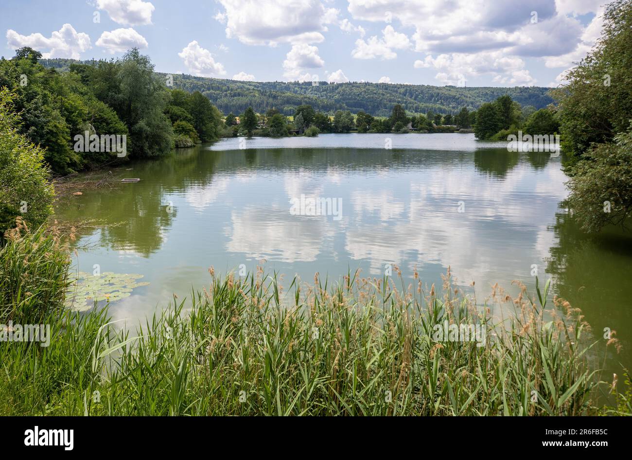 Lorch, Germany. 09th June, 2023. Isolated clouds pass over the Waldhäuser bathing lake. The European Environment Agency publishes the annual bathing water report today. Credit: Christoph Schmidt/dpa/Alamy Live News Stock Photo
