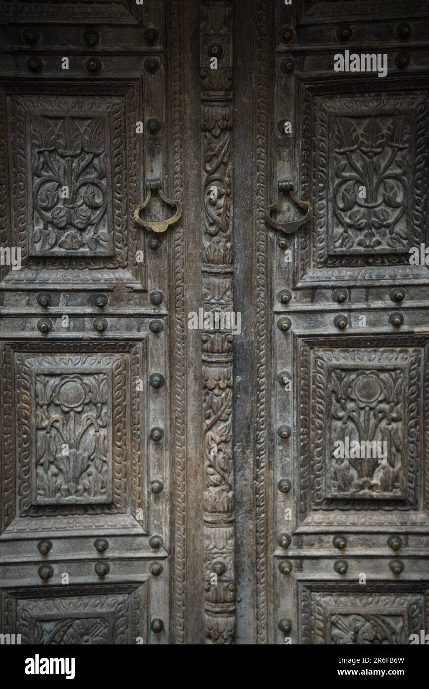 Old ancient indian carved door hi-res stock photography and images - Alamy