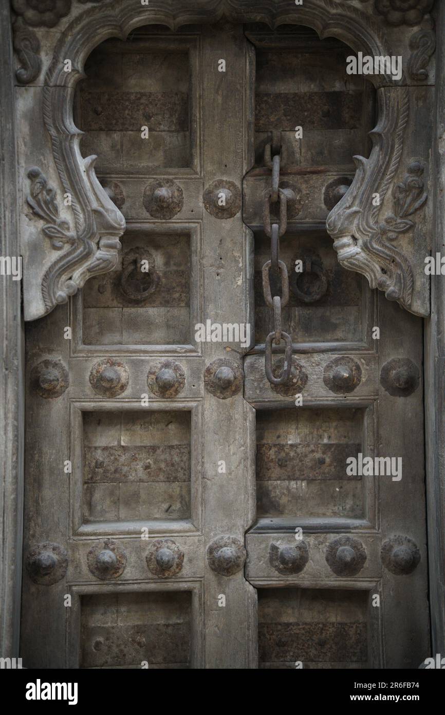 Old ancient indian carved door hi-res stock photography and images - Alamy