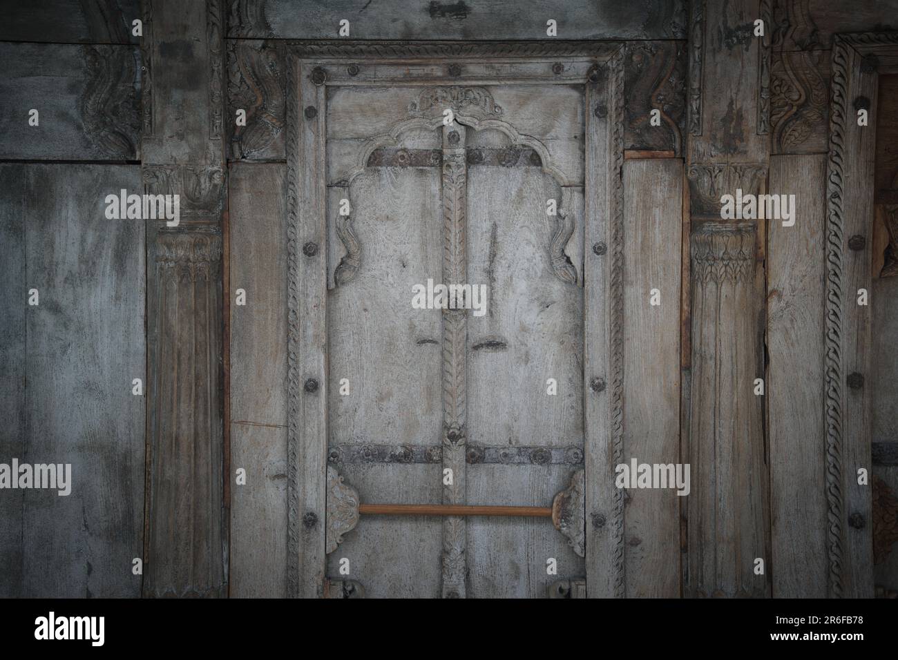 Old ancient indian carved door hi-res stock photography and images - Alamy