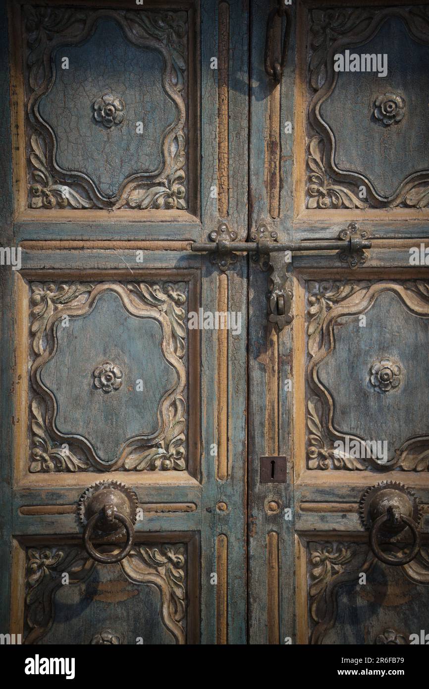 Old ancient indian carved door hi-res stock photography and images - Alamy