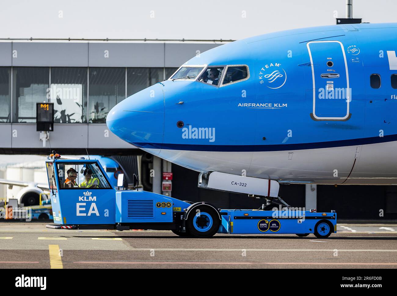 SCHIPHOL - An electric pushback from KLM near an aircraft at Schiphol ...