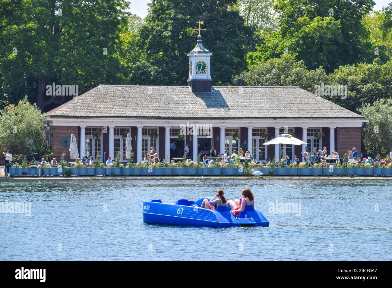 London, England, UK. 9th June, 2023. People enjoy the sunshine in pedal