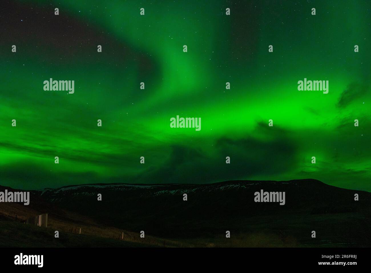 A breathtaking view of a lush green aurora borealis illuminating the ...