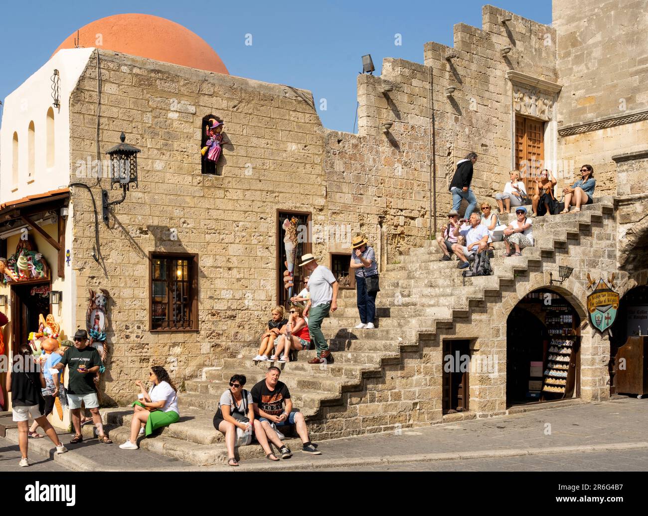 Griechenland, Rhodos-Stadt, Platia Ippokratous (Platia Ippokratus, Sokrates Platz), Freitreppe an der 1503 erbauten Kastellania (Castellania), in der Stock Photo