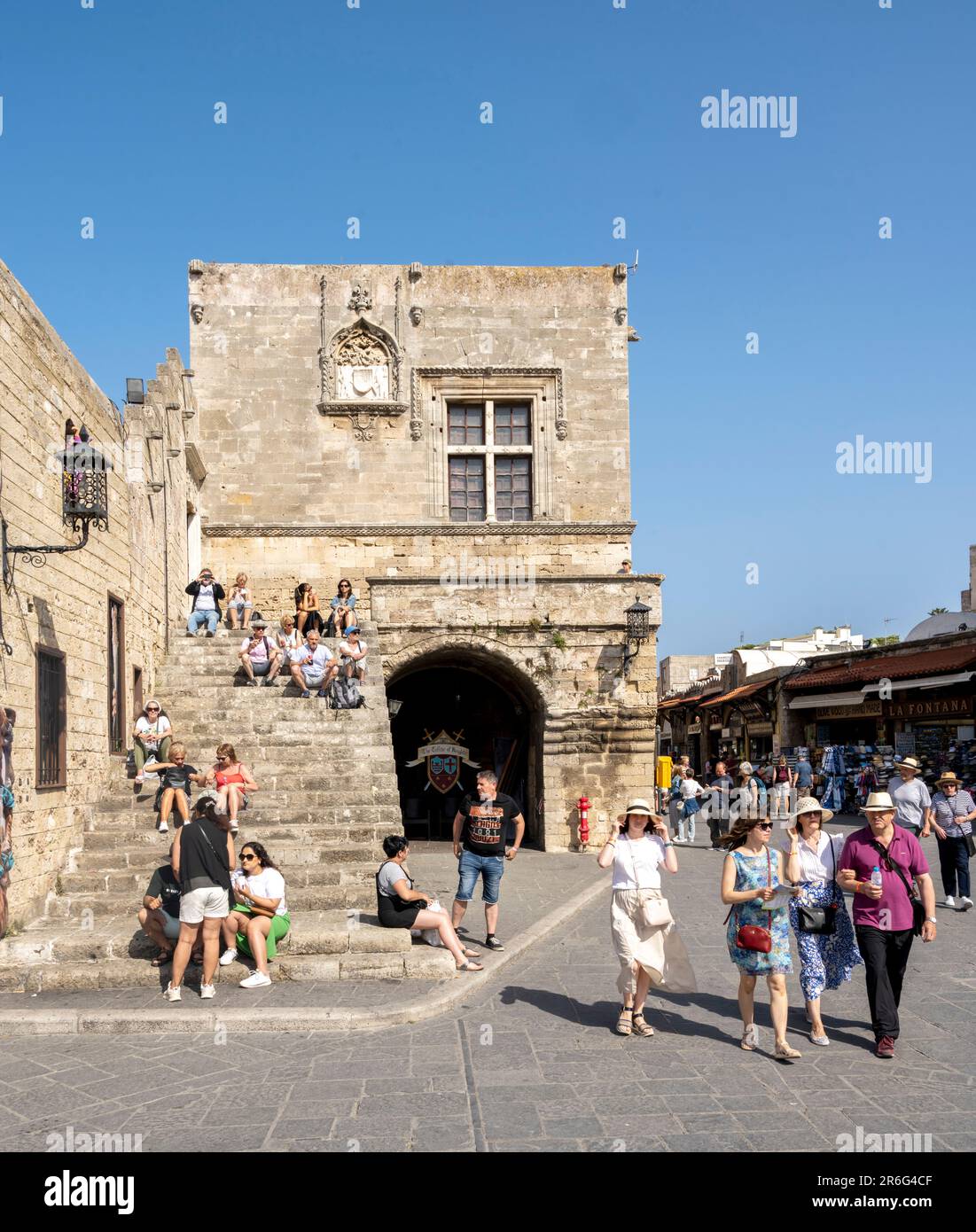 Griechenland, Rhodos-Stadt, Platia Ippokratous (Platia Ippokratus, Sokrates Platz), Freitreppe an der 1503 erbauten Kastellania (Castellania), in der Stock Photo