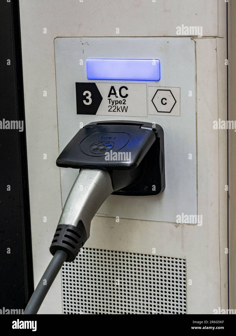 Charging station for electric vehicles. Installation that allows